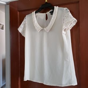 Blouse with lace and pearls